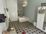 Se alquila habitación en piso de 5 habitaciones en El Raval