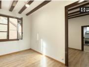 Se alquila habitación en piso de 5 habitaciones en El Raval