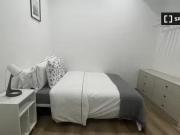 Se alquila habitación en piso de 5 habitaciones en El...