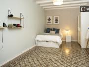 Se alquila habitación en piso de 5 habitaciones en El...