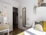 Se alquila habitación en piso de 5 habitaciones en...