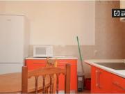 Se alquila habitación en piso de 5 habitaciones en La Latina