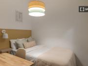 Se alquila habitación en piso de 5 habitaciones en...