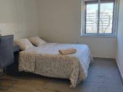 Se alquila habitación en piso de 5 habitaciones en Los...