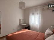 Se alquila habitación en piso de 5 habitaciones en Madrid