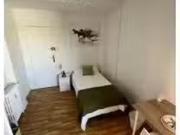 Se alquila habitación en piso de 5 habitaciones en Madrid