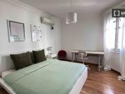 Se alquila habitación en piso de 5 habitaciones en Madrid