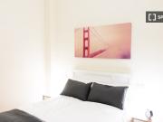 Se alquila habitación en piso de 5 habitaciones en Madrid
