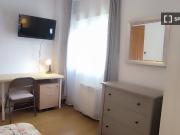 Se alquila habitación en piso de 5 habitaciones en Madrid