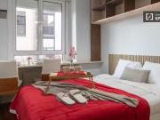 Se alquila habitación en piso de 5 habitaciones en Madrid