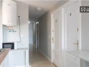 Se alquila habitación en piso de 5 habitaciones en Madrid