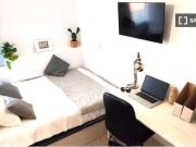 Se alquila habitación en piso de 5 habitaciones en Madrid