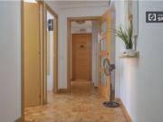 Se alquila habitación en piso de 5 habitaciones en Madrid