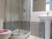 Se alquila habitación en piso de 5 habitaciones en Madrid