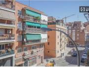 Se alquila habitación en piso de 5 habitaciones en Madrid