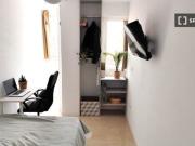Se alquila habitación en piso de 5 habitaciones en Madrid