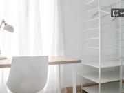 Se alquila habitación en piso de 5 habitaciones en...