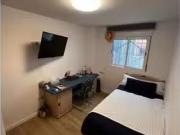 Se alquila habitación en piso de 5 habitaciones en...