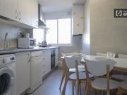 Se alquila habitación en piso de 5 habitaciones en...