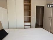 Se alquila habitación en piso de 5 habitaciones en...