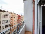 Se alquila habitación en piso de 5 habitaciones en...