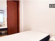 Se alquila habitación en piso de 5 habitaciones en Sevilla