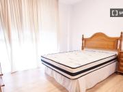 Se alquila habitación en piso de 5 habitaciones en Sevilla