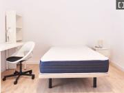 Se alquila habitación en piso de 5 habitaciones en Sevilla