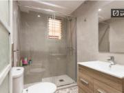 Se alquila habitación en piso de 5 habitaciones en...