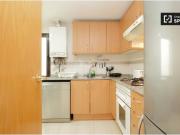 Se alquila habitación en piso de 5 habitaciones junto a...