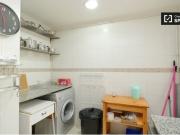 Se alquila habitación en piso de 5 habitaciones junto a...