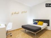 Se alquila habitación en piso de 6 habitaciones cerca de...