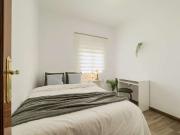 Se alquila habitación en piso de 6 habitaciones en Barcelona