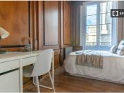 Se alquila habitación en piso de 6 habitaciones en Barcelona
