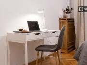 Se alquila habitación en piso de 6 habitaciones en Barcelona Se alquila habitación en piso de 6 habitaciones en Barcelona