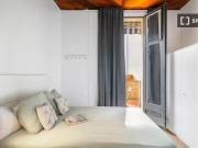 Se alquila habitación en piso de 6 habitaciones en Barcelona