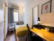 Se alquila habitación en piso de 6 habitaciones en Barcelona Se alquila habitación en piso de 6 habitaciones en Barcelona