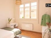 Se alquila habitación en piso de 6 habitaciones en Barcelona Se alquila habitación en piso de 6 habitaciones en Barcelona