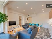 Se alquila habitación en piso de 6 habitaciones en Barcelona