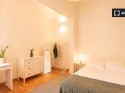 Se alquila habitación en piso de 6 habitaciones en Barcelona