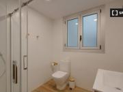 Se alquila habitación en piso de 6 habitaciones en Barcelona