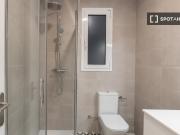 Se alquila habitación en piso de 6 habitaciones en Barcelona