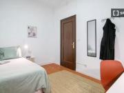 Se alquila habitación en piso de 6 habitaciones en Barcelona