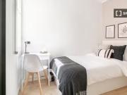 Se alquila habitación en piso de 6 habitaciones en Barcelona