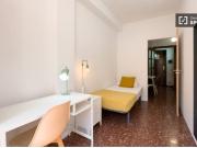 Se alquila habitación en piso de 6 habitaciones en Barcelona Se alquila habitación en piso de 6 habitaciones en Barcelona