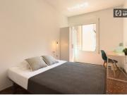 Se alquila habitación en piso de 6 habitaciones en Barcelona