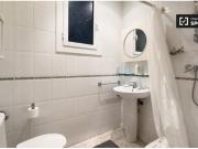 Se alquila habitación en piso de 6 habitaciones en Barcelona
