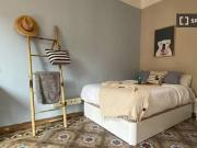 Se alquila habitación en piso de 6 habitaciones en Barcelona