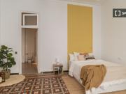 Se alquila habitación en piso de 6 habitaciones en Barcelona