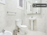 Se alquila habitación en piso de 6 habitaciones en Barcelona